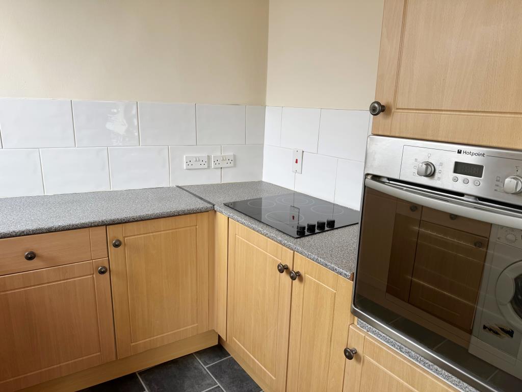 Lot: 160 - TOWN CENTRE FLAT FOR INVESTMENT OR OCCUPATION - A View of the Kitchen and Cooker